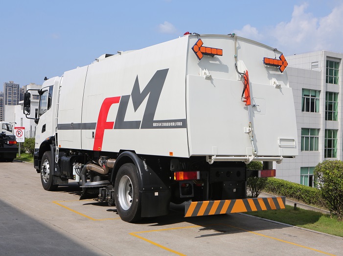 شاحنة الكنس بالشفط – FLM5180TXCDF6