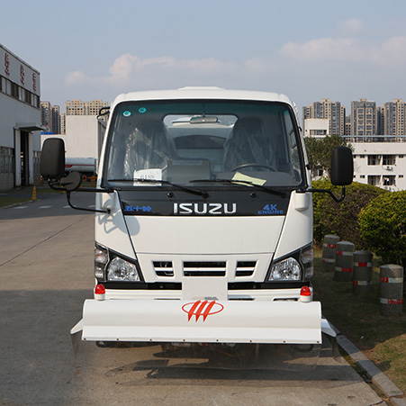 التكوين والمزايا الوظيفية لشاحنة التنظيف بالضغط العالي FULONGMA متوسطة الحجم 7 أطنان